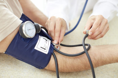 Millionen Menschen in Deutschland gelten als Hypertoniker. Während es viele nicht einmal wissen, bekommen andere Hochdruckpatienten ihre Werte nicht in den Griff. Oft dürfte das auch an der falschen Blutdruckmessung liegen.