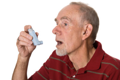 Im fortgeschrittenen Alter müssen wir bei der Diagnose und Differenzialdiagnose des Asthmas vorsichtiger werden und auch andere Krankheiten ins Kalkül mit einbeziehen. Bei der Therapie ist zu berücksichtigen, dass die Patienten möglicherweise Schwierigkeiten mit der Inhalation haben.