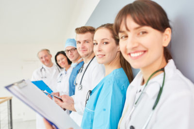 Gruppe Ärzte in der Ausbildung im Team auf einem Krankenhaus Flur