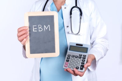 Wie werden Leistungen richtig nach EBM abgerechnet: Bei "Der Hausarzt" gibt Abrechnungsexperte Dr. Gerd W. Zimmermann regelmäßig praktische, einfach verständliche Hilfestellung. 