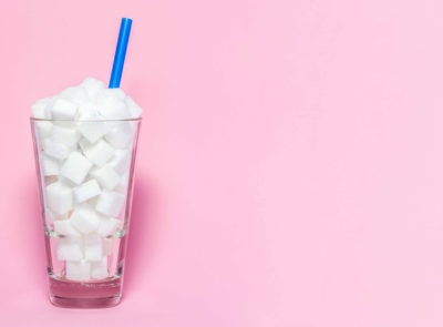 In vielen Ländern gibt es sie bereits: eine Zuckersteuer auf Getränke. Deutschland hingegen setzt auf Selbstverpflichtungen der Hersteller. Nun zeigt eine Studie, dass sich hierzulande mit einer Steuer zahlreiche Erkrankungen verhindern ließen - besonders groß ist der Effekt bei Typ-2-Diabetes.