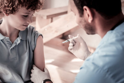 Seit 2011 steigt zwar die Impfquote unter den Mädchen langsam, nach wie vor nehmen aber nur knapp ein Drittel die Impfung wahr. Um Infektionen mit Humanen Papillomaviren (HPV) und damit Krebserkrankungen besser vorzubeugen, hat die STIKO ihre Empfehlung nun auf Jungen erweitert. Die Daten können aber nicht jeden überzeugen.