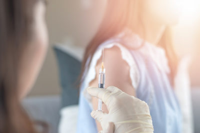 Die HPV-Impfquote in Deutschland ist im Vergleich zu anderen Industrieländern gering. Nun fordert ein Runder Tisch des Krebsforschungszentrums: Die Quote muss von 31 auf mindestens 70 Prozent steigen.