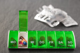 Tablettenbox, Tablettenspender, Medikament, Arzneimittel, Pillen, Multimedikation, Polypharmazie