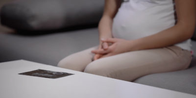 Frauen mit Präeklampsie in der Schwangerschaft haben schon in jungen Jahren ein höheres Risiko für Myokardinfarkte und Schlaganfälle. Eine Präeklampsie-Anamnese könnte daher dazu beitragen, Risikopersonen zu identifizieren und ihnen gezielt Interventionen anzubieten. 