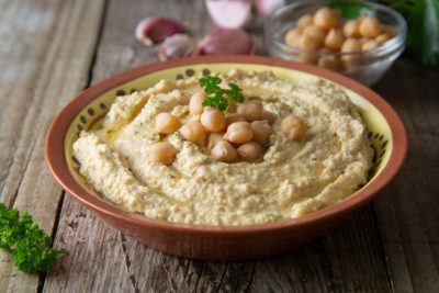 Ein mediterranes Gericht, das in jedem Land am Mittelmeer auf der Speisekarte steht: Hummus tahini.