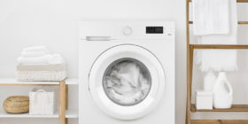 Waschmaschine mit Wäsche gefüllt