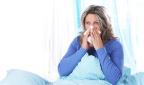 Frau mit grippalem Infekt