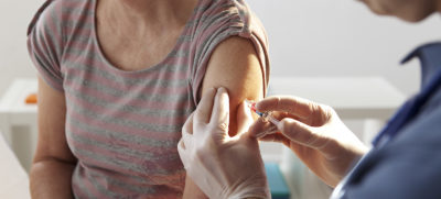 Die STIKO empfiehlt für Senioren ab 60 Jahren eine Influenzaimpfung mit der Hochdosisvakzine. Doch was tun wenn diese nicht lieferbar ist?