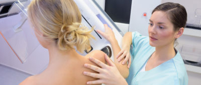 Eine IQWiG-Untersuchung hat einen Anhaltspunkt für einen Nutzen des Mammografie-Screenings für 45- bis 49-jährige Frauen ergeben. Eine individuelle Bewertung und Abwägung bleibe aber unerlässlich.