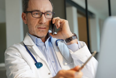 Etwa ein Dutzend Allgemeinmediziner aus ganz Deutschland hat sich online zur Behandlung von Covid-19-Patienten ausgetauscht. Bewährt hat sich ihnen zufolge unter anderem der regelmäßige telefonische Kontakt mit Infizierten.