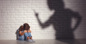 Drohender Schatten ueber einem Kind
