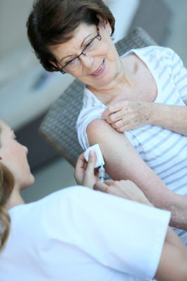 Ältere Menschen sind besonders häufig von Infektionskrankheiten betroffen. Umso wichtiger ist ein adäquater Impfschutz. Folgende Impfungen werden für diese Altersgruppe empfohlen.