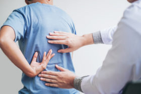 Patient mit Rückenschmerzen behandelt