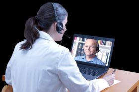 Ärztin mit Patient in Videosprechstunde