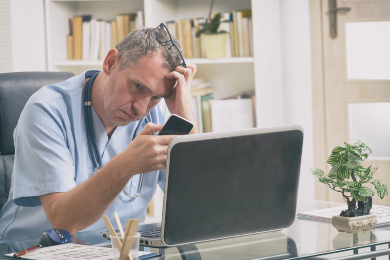 Eine Wochenarbeitszeit von deutlich über 50 Stunden, schlechte IT-Ausstattung am Arbeitsplatz, Überstunden und kaum Zeit für die Patienten - viele angestellte Ärzte überlegen, ihren Beruf aufzugeben. 
