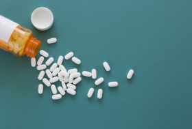 Tablettenflaeschchen und Tabletten