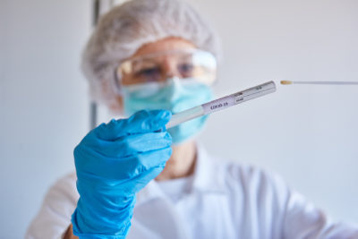 Zwar haben Bürger weiter Anspruch auf kostenlose Covid-Testungen und Praxen können PCR-Tests nach der Coronavirus-Testverordnung durchführen. Jedoch wurden Pauschale und Zuschlag nach EBM Nrn. 02402 und 02403 zum 1. April gestrichen.
