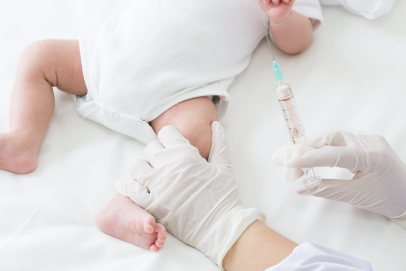 Die STIKO hat entschieden, in der Altersgruppe 6 Monate bis 4 Jahre die Corona-Impfung nur für Kinder mit einem hohen Risiko für einen schweren Covid-19-Verlauf zu empfehlen. Revidiert hat sie auch die Empfehlungen zur Kinderimpfung für den Drittschutz von Risikopersonen.