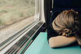 Eingeschlafen waehrend der Zugfahrt