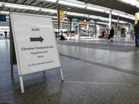 Schild zum Corona-Testzentrum am Münchner Hauptbahnhof