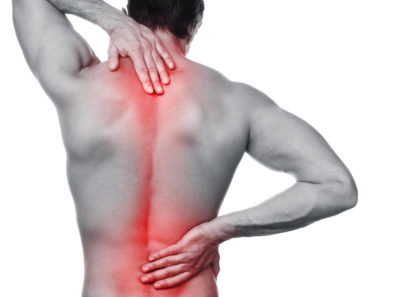 Was hilft bei unspezifischen Rückenschmerzen? Neben Krafttraining ist es offenbar wichtig, auch auf biopsychosoziale Faktoren zu achten.