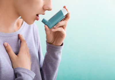 Viele COPD-Patientinnen und -Patienten haben offenbar Probleme mit der richtigen Anwendung ihres Inhalators. In einer Studie machte jede zweite Person kritische Fehler.