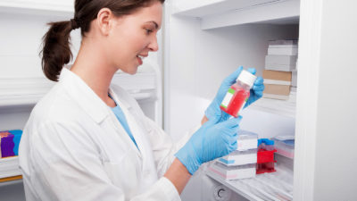 Ein Kühlschrank für Medikamente gehört in jede Praxis. Er dient jedoch nicht nur zur Aufbewahrung, sondern es muss eine sachgerechte Lagerung der Medikamente erfolgen. Mit diesen Tipps können Sie prüfen, ob in ihrer Praxis alles richtig "cool" ist.