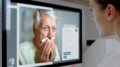 Ärzte können unter bestimmten Voraussetzungen jetzt auch nach einem Videokontakt krankschreiben. Auch für pflegende Angehörige gibt es hier positive Nachrichten.