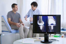 Beratungsgespraech zu Knieprothese
