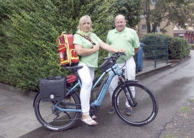 Andrea Schreiter und Dr. Peter Engeser mit dem VERAH-E-Bike.