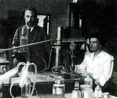 1896 wurde die natürliche Radioaktivität entdeckt. Das Ehepaar Marie und Pierre Curie fanden 1898 stark strahlende Elemente, zunächst das Polonium, dann das noch potentere Radium. Sehr schnell wurde diese Entdeckung auch medizinisch genutzt.