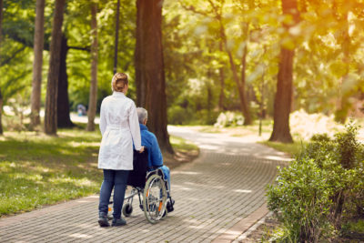 Die Corona-Pandemie verschärft viele Probleme bei der Altenpflege. Doch dass immer mehr Pflegebedürftige in Deutschland versorgt werden müssen, ist seit Langem bekannt. Nun soll es eine große Reform geben.