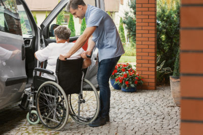 Laut der neuen Krankenhausbegleitungs-Richtlinie können Personen, die einen Menschen mit Behinderung bei dem stationären Aufenthalt begleiten, Anspruch auf Krankengeld haben. Die neuen Regeln und Voraussetzungen gelten ab 1. November. 