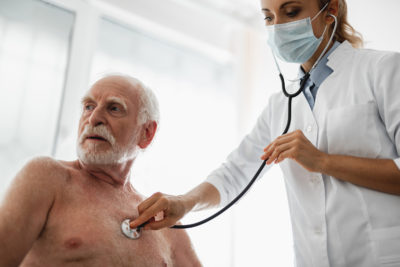 Eine ältere Patientin klagt über progredienten Schwindel, Angina pectoris und Belastungsdyspnoe. Was zeigt das EKG?
