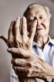 Alter Mann zeigt seine Hand