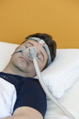 Wenn die Patienten über lautes Schnarchen oder vorübergehende Atemstillstände klagen, dann könnte eine obstruktive Schlafapnoe dahinterstecken. Therapeutisch gibt es neben der Überdrucktherapie inzwischen weitere Optionen.