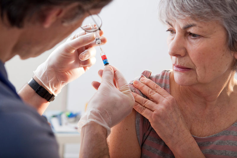Ende März läuft die Ausnahme für über 60-Jährige beim Grippeimpfstoff aus. Doch aus Sicht der Vertragsärztinnnen und -ärzte gibt es einen guten Grund, diese zu verlängern.