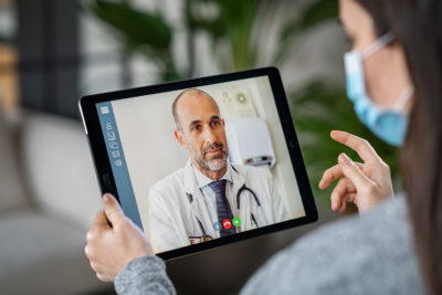 Für Ärztinnen und Ärzte werden die Möglichkeiten der Krankschreibung per Video erweitert. Ob Patienten der Praxis bekannt sind oder nicht, wirkt sich aber auf die Dauer der AU aus.