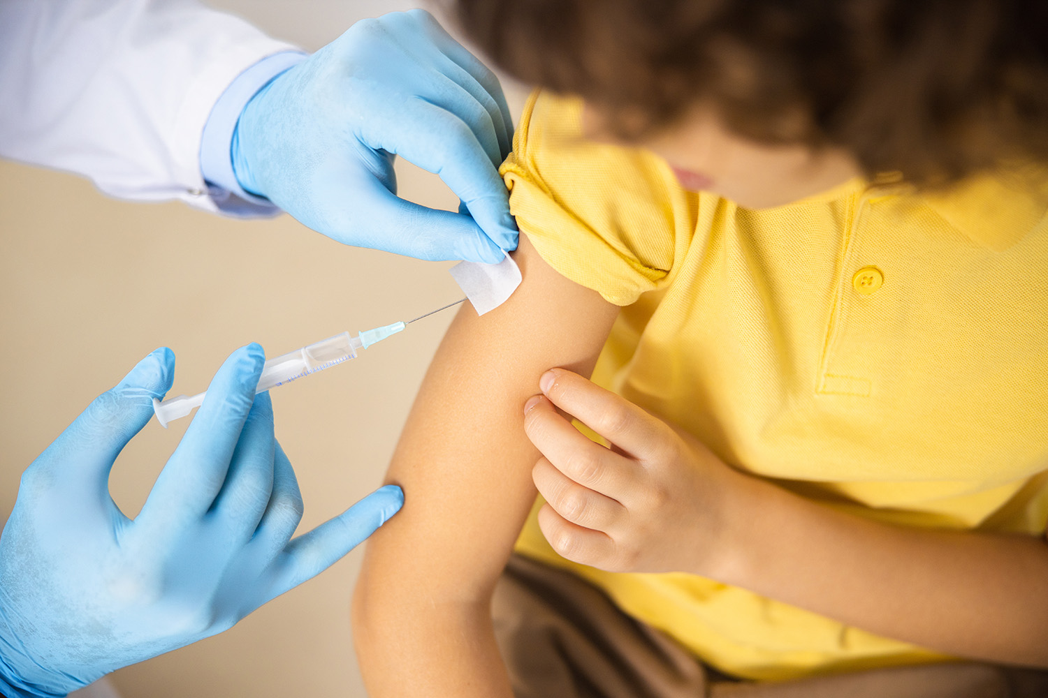 Die STIKO empfiehlt die Impfung gegen das Coronavirus ab sofort auch gesunden Fünf- bis Elfjährigen – allerdings mit einem völlig neuen Impfschema. Drei Punkte gilt es dabei in der Praxis zu beachten.