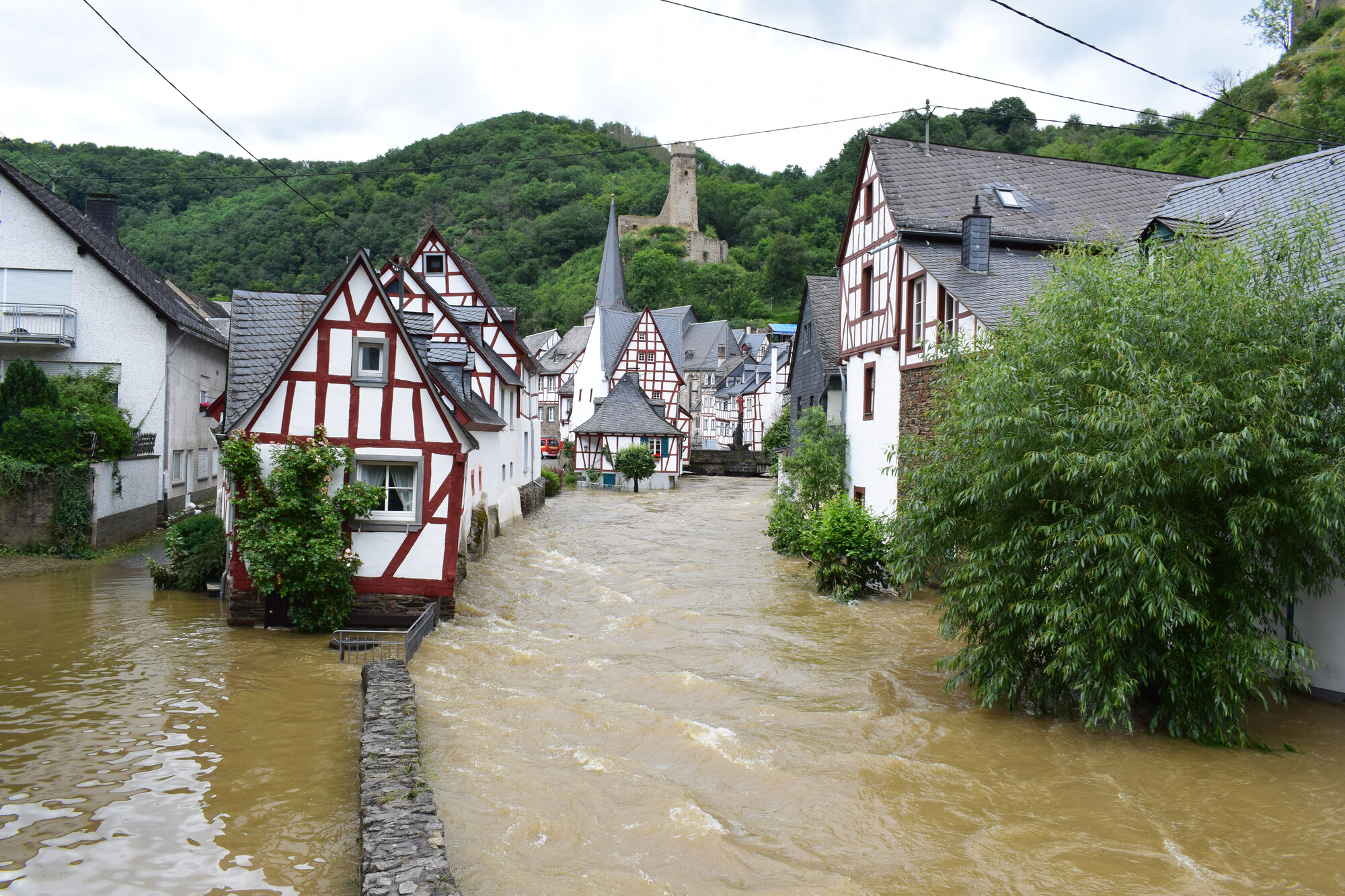 Dorfzentrum von Monreal im Elz-Hochwasser, Juli 2021