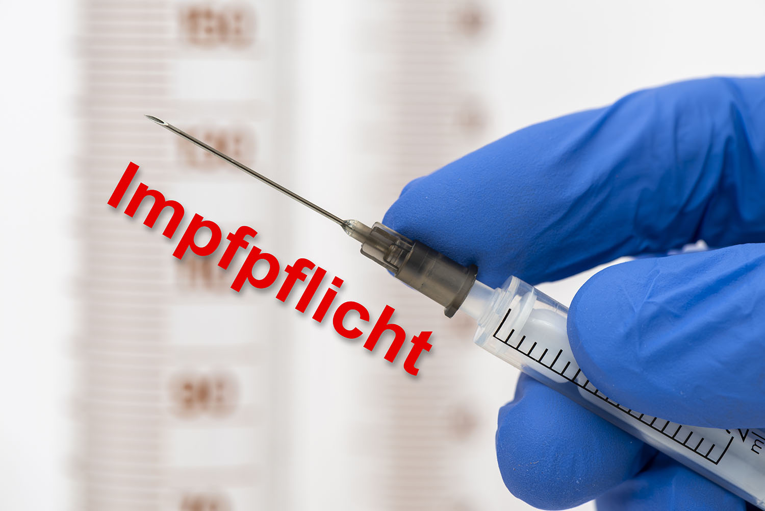 Wieder ist eine Diskussion um die einrichtungsbezogene Impfpflicht entbrannt: Die Deutsche Krankenhausgesellschaft sowie einige Politiker plädieren dafür, diese Ende 2022 auslaufen zu lassen. Vertreter der Regierungsfraktionen reagieren eher zurückhaltend.