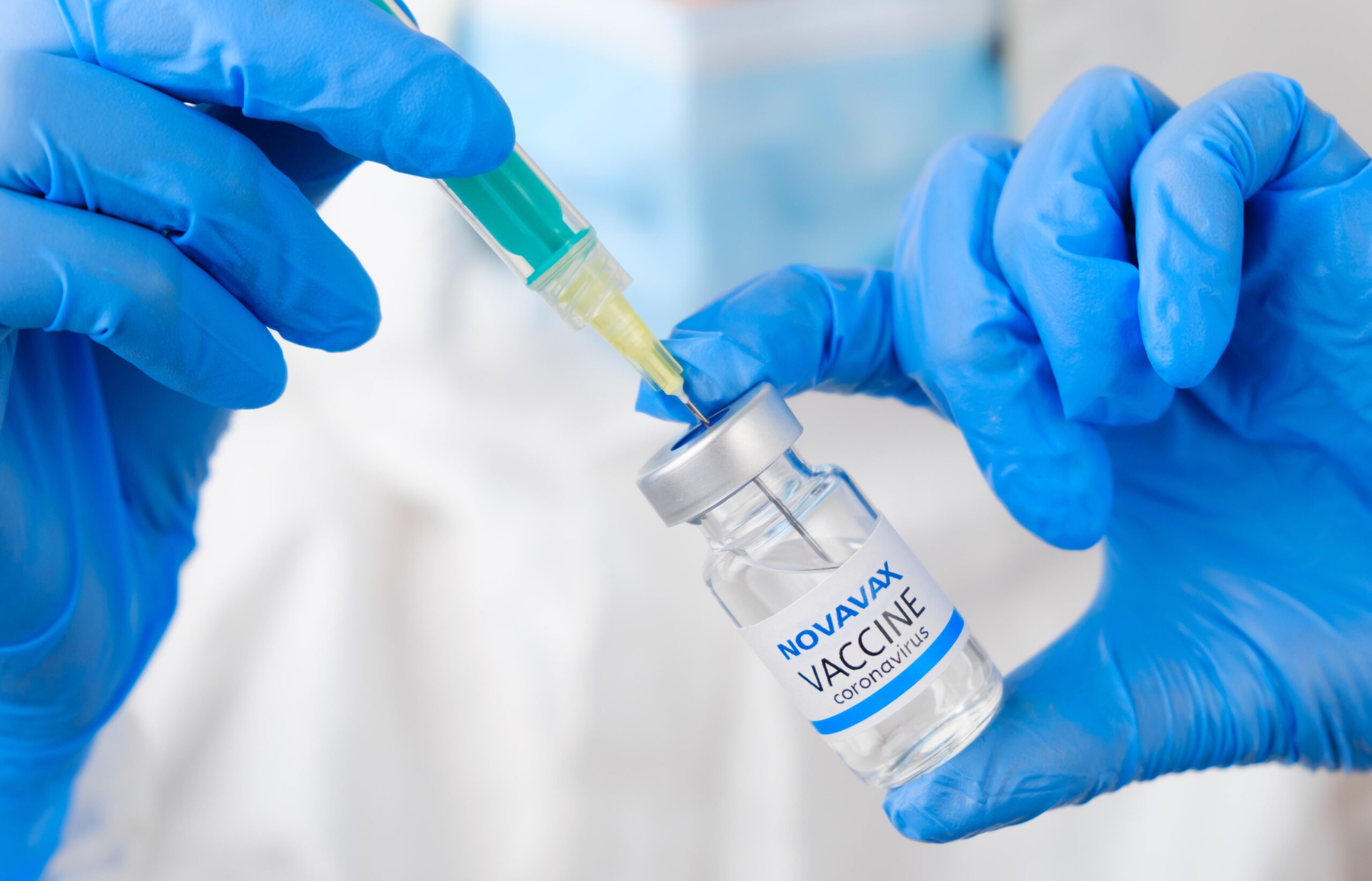 Nach den beiden mRNA-Vakzinen von Moderna und Biontech/Pfizer ist nun ein dritter an die XBB.1.5-Variante angepasster Corona-Impfstoff in der EU zugelassen worden: Die protein-basierte Vakzine Nuvaxovid XBB.1.5 des Herstellers Novavax. Was sagt die STIKO zu dem neuen Impfstoff?