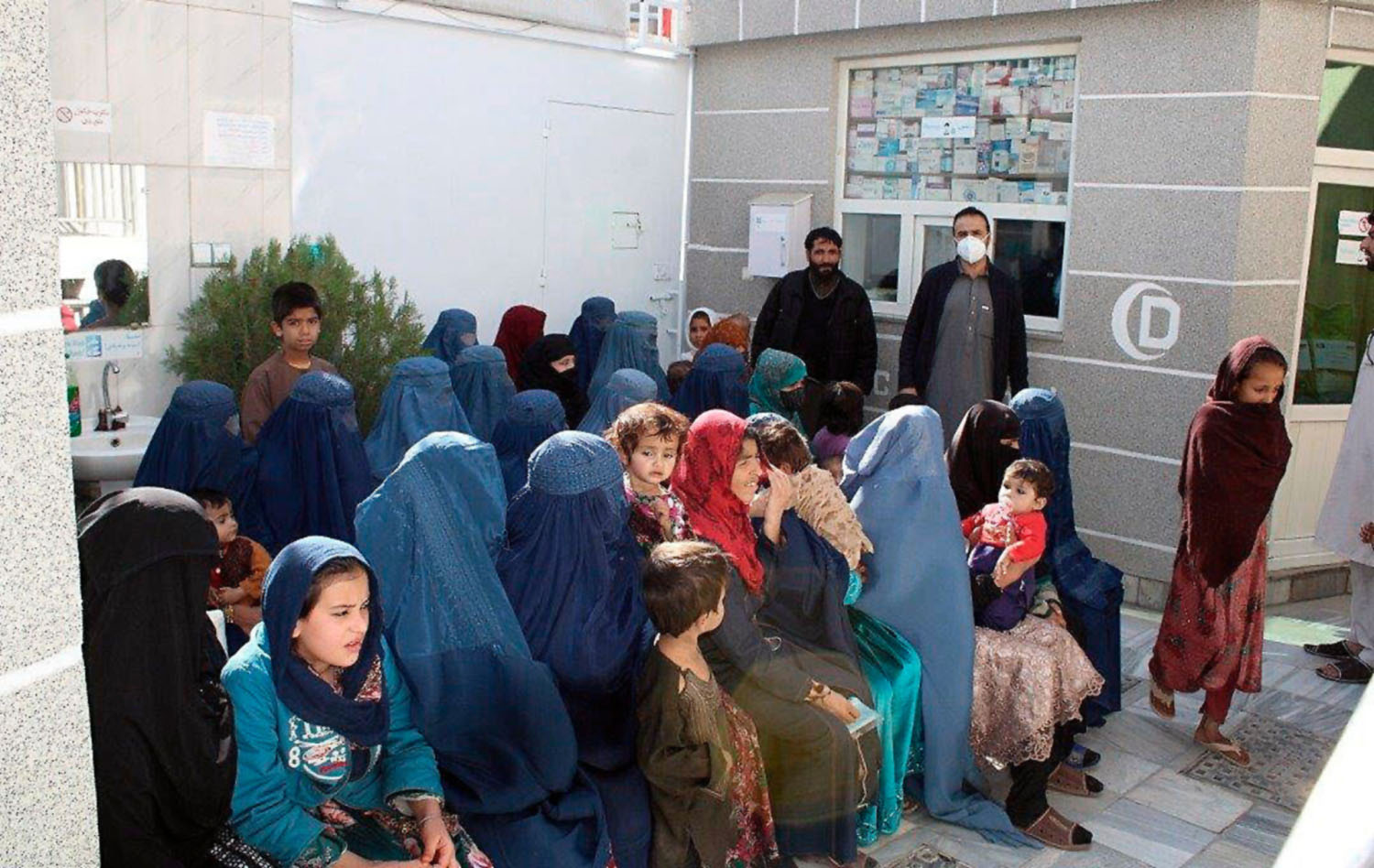 Von Beginn an begleitet "Der Hausarzt" die Klinik Dewanbegi im Westen Kabuls, die seit 2016 Zehntausende bedürftige Afghanen behandelt hat. Wie sieht der Klinikalltag jetzt nach zwei Jahren Pandemie und der Machtübernahme durch die Taliban aus?
