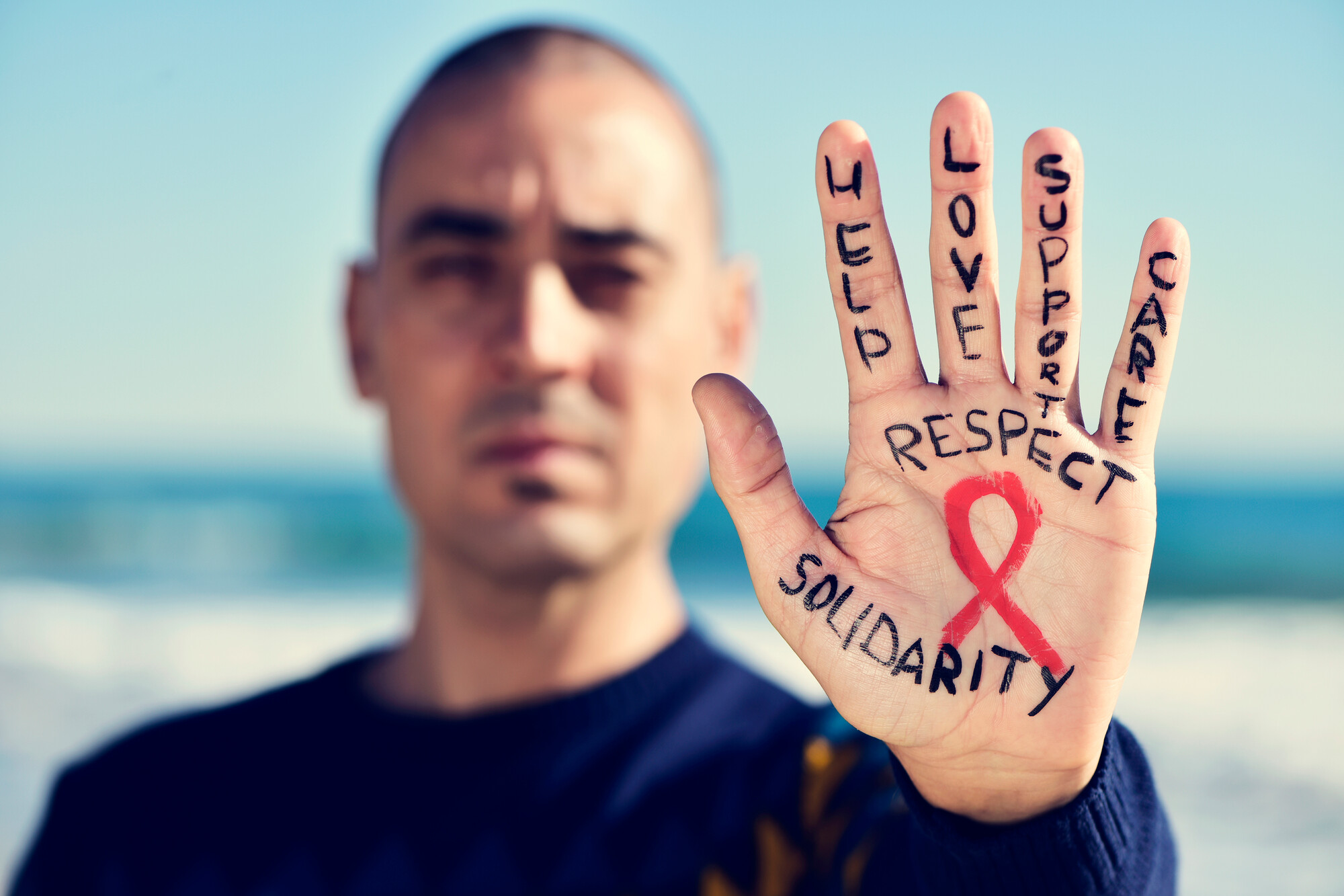 Menschen mit HIV erleben ihre Infektion immer seltener als gesundheitliche Einschränkung, sind aber weiterhin mit Ablehnung und Benachteiligung konfrontiert. Diskriminierung und Stigmatisierung finden sich auch im Gesundheitswesen.