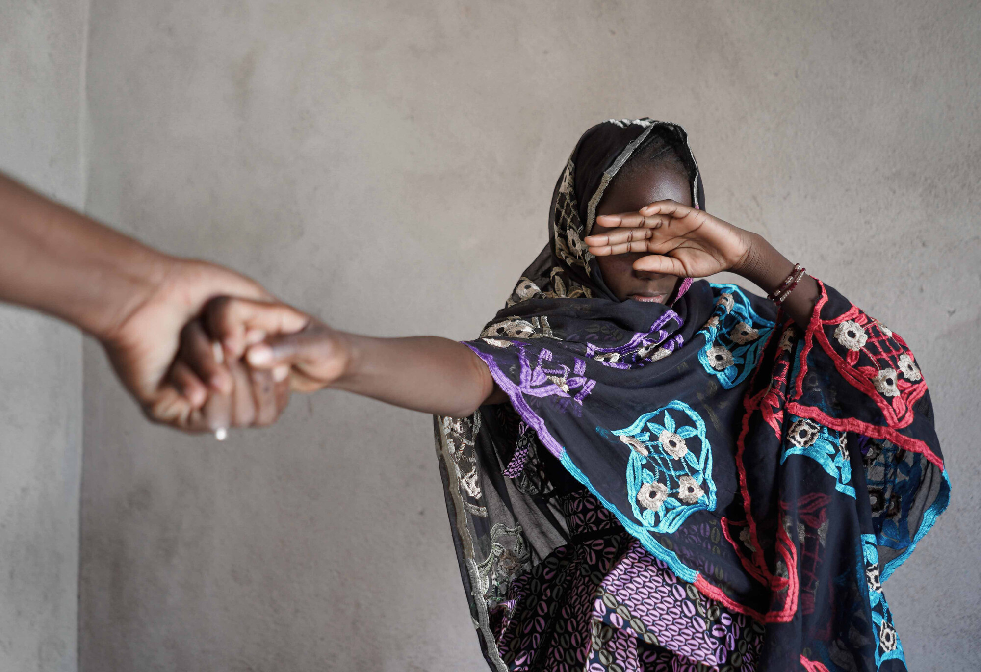 Eine neue Broschüre der Organisation Terre des Femmes informiert über den Umgang mit Frauen und Mädchen, die von Genitalverstümmelung betroffen sind.