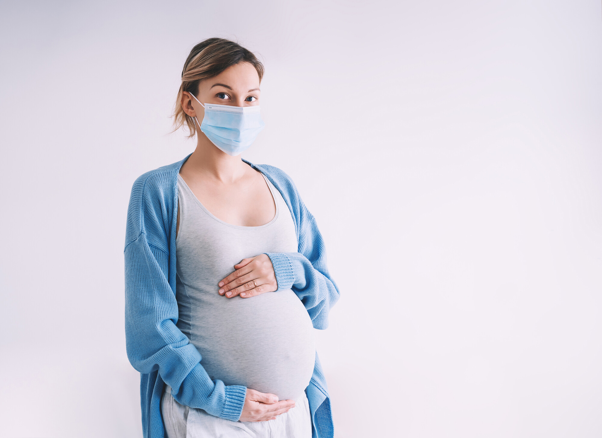 Lassen sich Schwangere gegen SARS-CoV-2 impfen, können sie damit auch ihr Kind vor einer Corona-Infektion in den risikoreichen ersten sechs Lebensmonaten schützen.