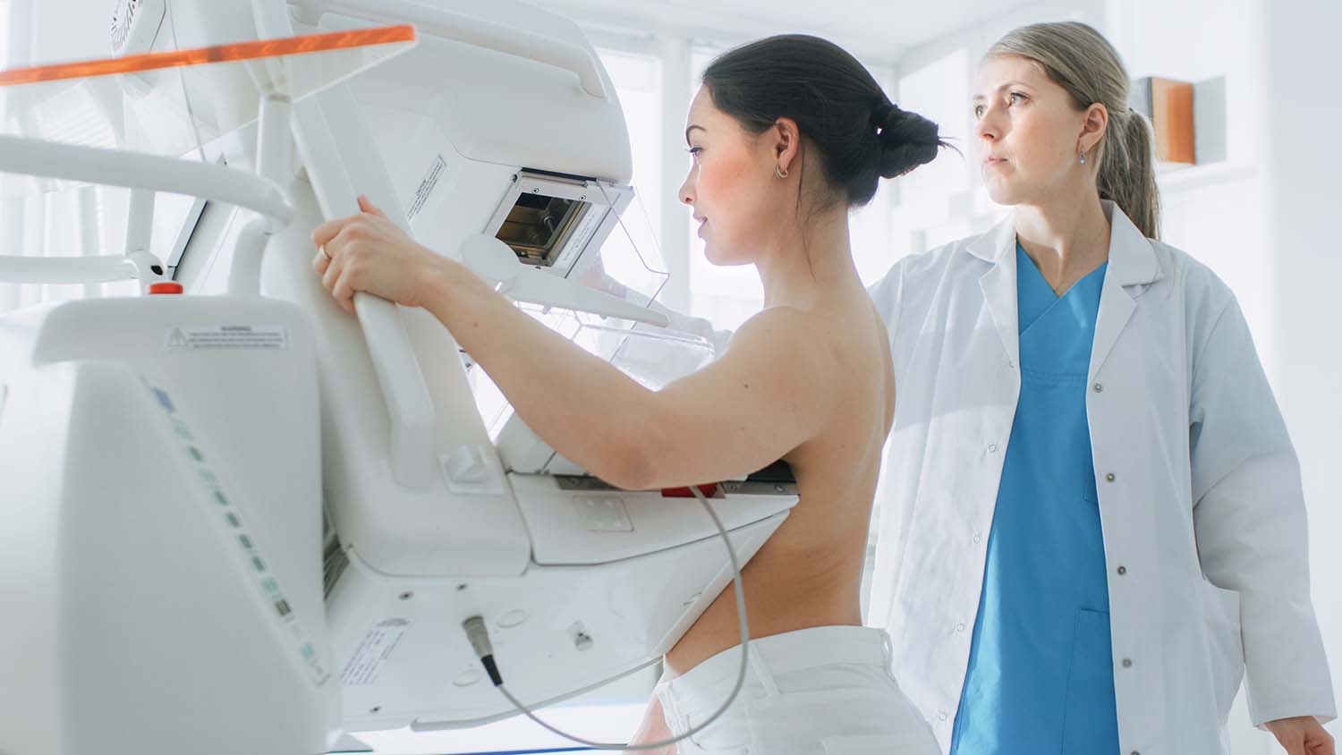 Brustkrebs ist die häufigste Krebserkrankung bei Frauen in Deutschland. Nun werden die Früherkennungsmöglichkeiten ausgeweitet. Auch Frauen ab 70 Jahren sollen künftig kostenfrei zur Mammographie gehen können.