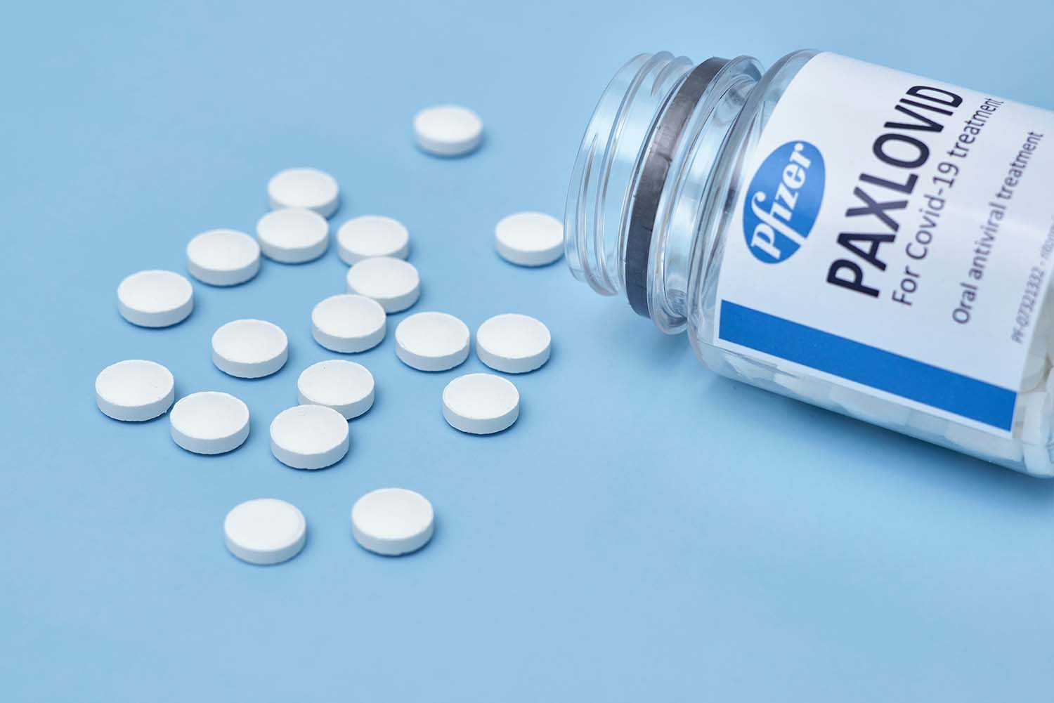 Hausärztinnen und Hausärzte können seit 18. August bis zu fünf Einheiten des antiviralen Medikaments Paxlovid® in ihren Praxen vorrätig halten und direkt an die Patienten abgeben. Abgerechnet wird über eine Pseudoziffer.  
