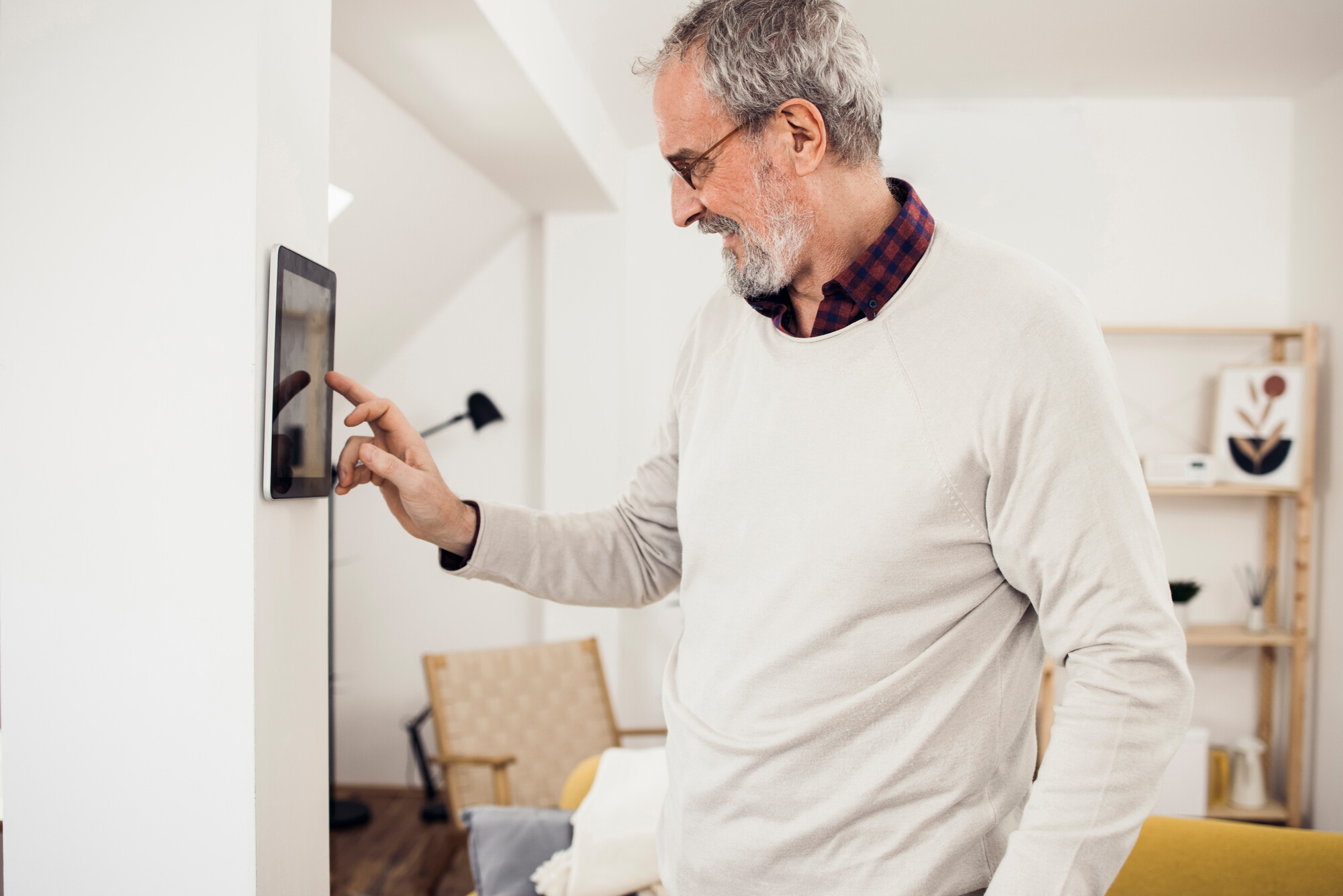 Ältere Menschen möchten oft so lange wie möglich in ihrer vertrauten Umgebung wohnen. Können digitale Anwendungen dabei helfen? Ein Leitfaden informiert über aktuelle Entwicklungen.